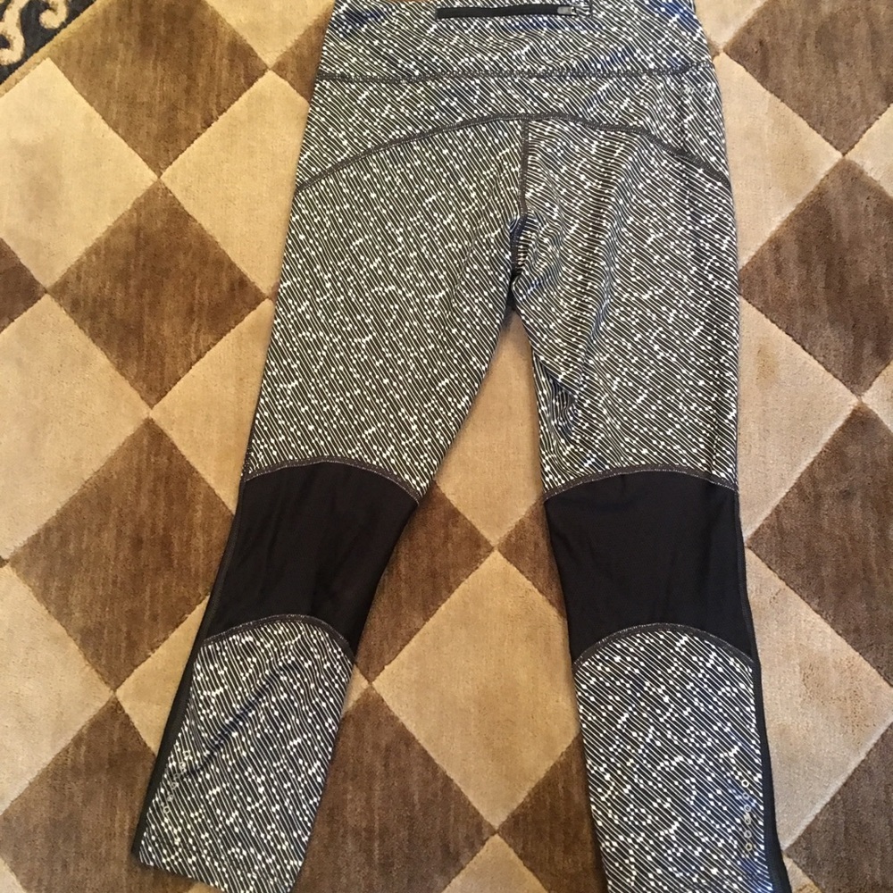 🔥🔥Nike Dri-Fit crop pants—black and white.  XS - Picture 3 of 7